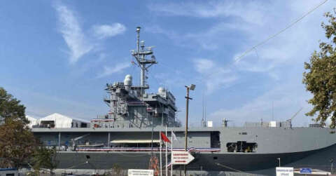 ABD Donanması’na ait savaş gemisinin Sarayburnu’nda bekleyişi sürüyor