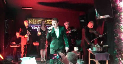 Ahmet Selçuk İlkan, Kuşadası’nda sahne aldı