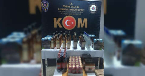 Edirne’de durdurulan otomobilde 82 şişe kaçak içki ele geçirildi