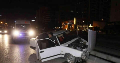 Adana’da kontrolden çıkan otomobil refüje çıktı: 1 yaralı