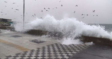 Tekirdağ’da şiddetli fırtına: Dev dalgalar kıyıya vurdu
