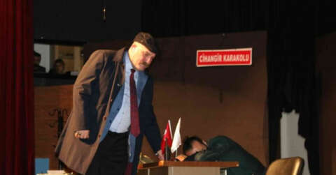 Türkiye’de bir ilk, Siirt Emniyet Müdürü Yılmaz, tiyatro sahnesinde rol aldı