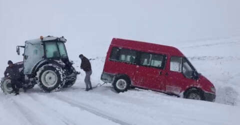 Ardahan’da karda kayan minibüs traktör yardımı ile kurtarıldı