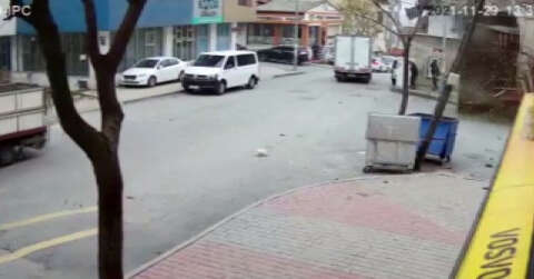Başakşehir’de uçan çatı, direği devirdi, korku dolu anlar yaşattı