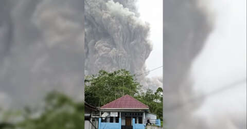 Endonezya’daki yanardağ patlamasında 1 kişi hayatını kaybetti