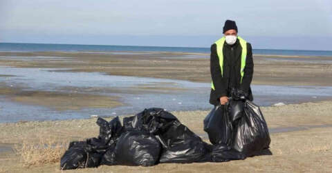 Van Gölü’nün çekilen sahilinde çöp topladılar