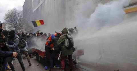 Belçika’da yüzlerce kişi Covid-19 kısıtlamalarını protesto etti