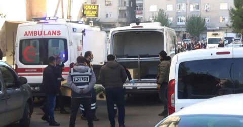 Eşini 25 yerden bıçakladı, çocuklarının boğazını kesti