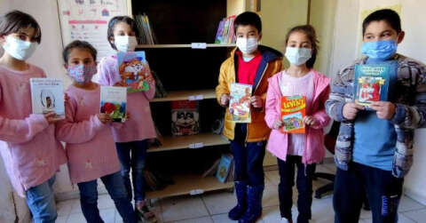Köy okuluna bağışlanan kitaplar öğrencileri sevindirdi