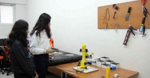 Kız öğrencilerin robot kol başarısı
