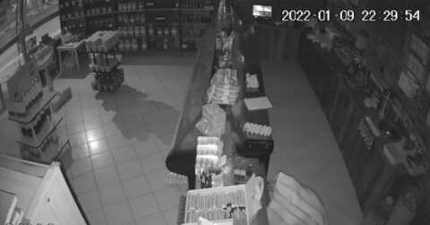 Battaniyeli hırsız yakayı ele verdi