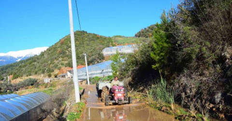 Antalya’da vatandaşlar bozulan yolları imece usulü ile yapıyor