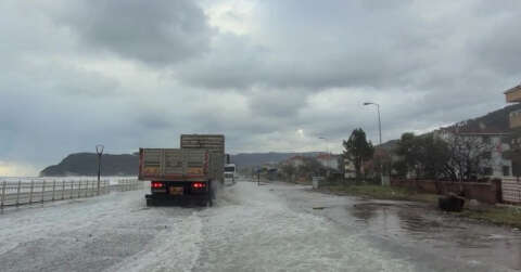 Dalgaların vurduğu sahil yolu su altında kaldı