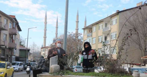 Edirne’de şaşırtan görüntü, cadde ortasındaki mezarlar dikkat çekiyor