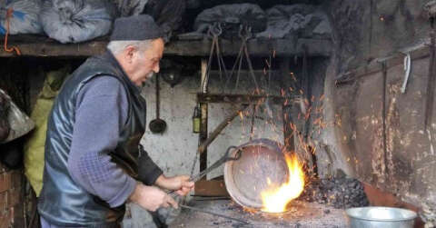 Mesleğinin son temsilcisi, 60 yıldır aynı işi yapıyor