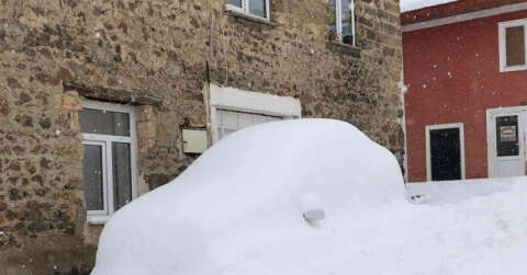 Kar kalınlığı 40 santimetreye ulaştı, araçlar karın altında kayboldu