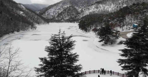 Amasya’daki turizm cenneti Boraboy Gölü’nün yüzeyi buz tuttu
