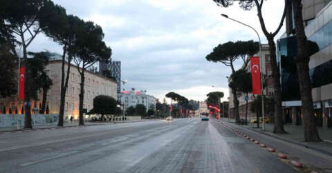 Arnavutluk sokakları, Cumhurbaşkanı Erdoğan için Türk bayraklarıyla donatıldı