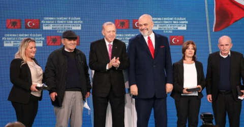 Cumhurbaşkanı Erdoğan, Arnavutluk’ta yapılan deprem konutlarını sahiplerine teslim etti