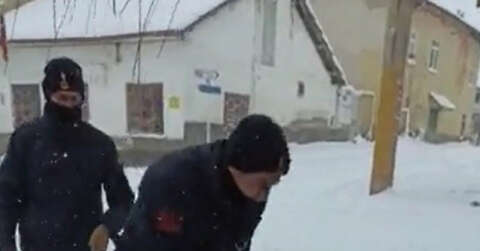 Jandarma ve polisten yüreklere dokunan hareket: Yoğun kar altında sokak hayvanlarını beslediler