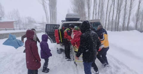 Karda 1 kilometre yürüyen sağlıkçılar hamile kadını hastaneye ulaştırdı