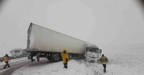 Mardin’de kar nedeniyle trafik kazaları peş peşe geldi