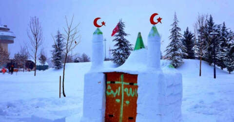Kardan cami yapıp minaresine ay yıldız yerleştirdiler