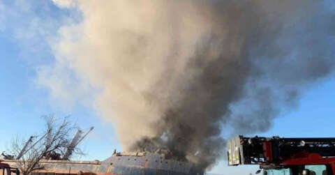 Kartal açıklarında karaya oturan bir gemide yangın çıktı. Olay yerine itfaiye ekipleri sevk edildi.