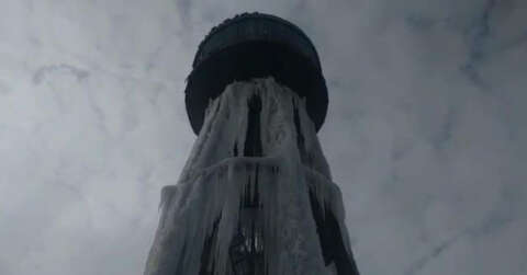 Diyarbakır’da havalar eksi 17’yi buldu, su kulesi buz sarkıtına döndü