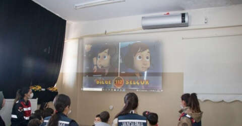 Diyarbakır’da jandarma ekipleri çocuklara hediye verip birlikte film izledi