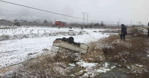 Kar yağışı kaza getirdi, kamyonet şarampole devrildi: 2 yaralı