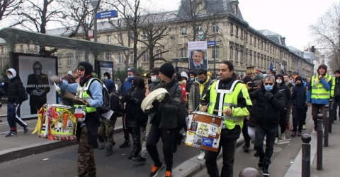 Paris’te 24 Ocak’ta başlayacak olan aşı kartı uygulaması protesto edildi
