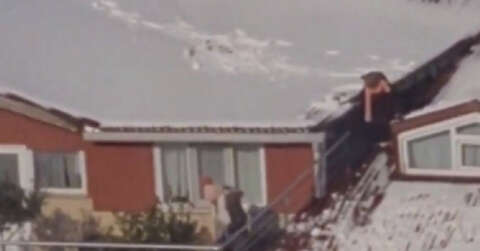 Çocukların çatıda tehlikeli kartopu oyunu