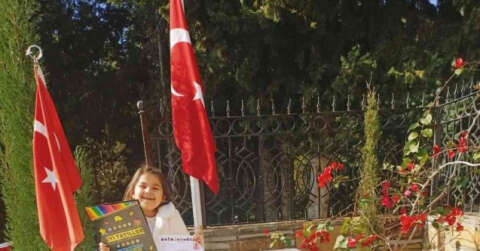 İlk karnesini hiç görmediği şehit babasına götürdü