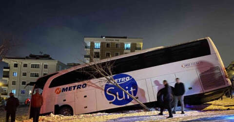 Sancaktepe’de yolcu otobüsü buzlanan yolda yan yattı