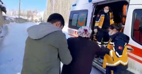 Ambulans mahsur kaldı, yaşlı hastaya ekiplerin çalışmasıyla ulaşıldı