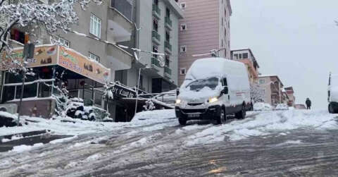 Maltepe’de sokaklar beyaza büründü, sürücüler zor anlar yaşadı