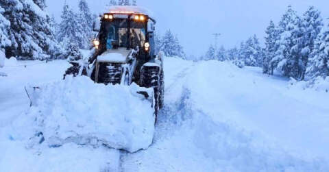 Mersin’de yoğun kar yolları kapattı, mahsur kalan vatandaşlar kurtarıldı