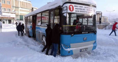 Yozgat’ta karla kaplı yollarda araçlar mahsur kaldı, özel halk otobüsü kara saplandı