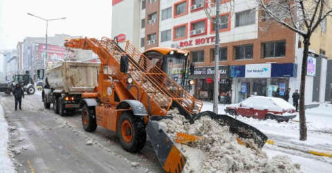Van Büyükşehir Belediyesi 120 bin ton kar taşıdı
