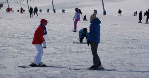 Van’da ilk kez kayakla tanışan çocuklar eğlenceli vakit geçiriyor