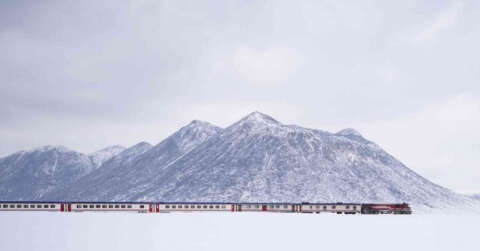Van Gölü Ekspresinin Kirkor Dağı eteklerindeki muhteşem görüntüsü büyülüyor