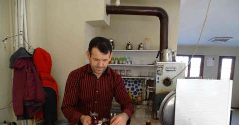 Köy kahvesinde odun ateşinde çay keyfi