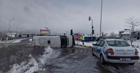 Konya’da işçi taşıyan servis minibüsleri çarpıştı: 14 yaralı