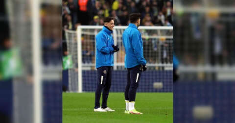 Mesut Özil yedek kulübesinde