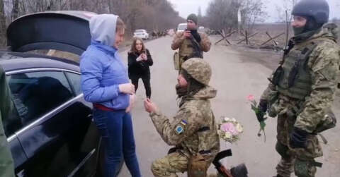 Ukraynalı askerden savaşın ortasında sevgilisine evlilik teklifi