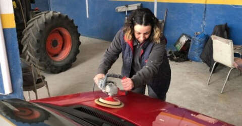 Evde saçını, işte arabaları boyuyor: Eylem boya ustası oldu