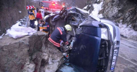 Trabzon’un Tonya ilçesinde üzerine kaya düşen aracın içerisindeki 4 kişinin cansız bedenleri çıkartıldı