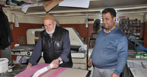 Cilt ustası Kur’an-ı Kerim’leri ücretsiz yeniliyor