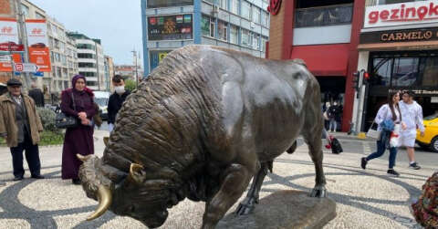 Kadıköy’de restorasyonu tamamlanan boğa heykeli açıldı
